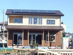 ２階屋根に太陽光発電設備<br>